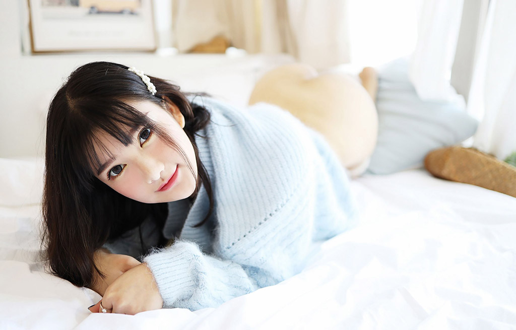 Xiao Yunai's fresh sweater and low-cut bustier outfit