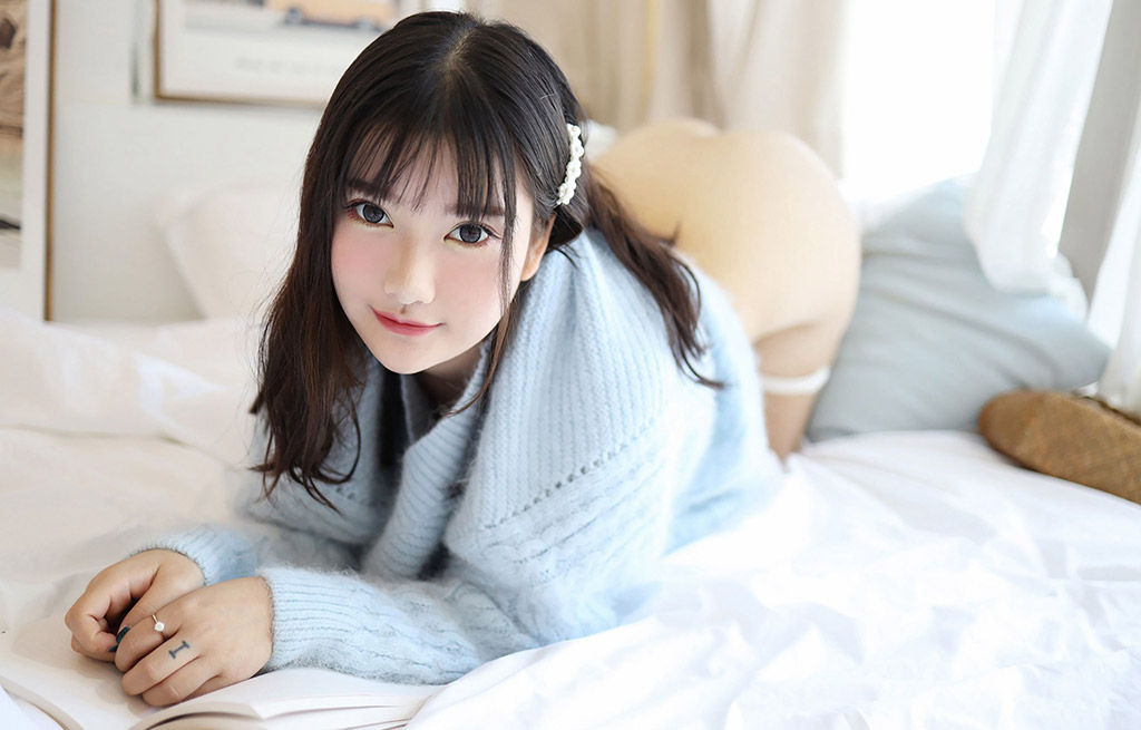 Xiao Yunai's fresh sweater and low-cut bustier outfit