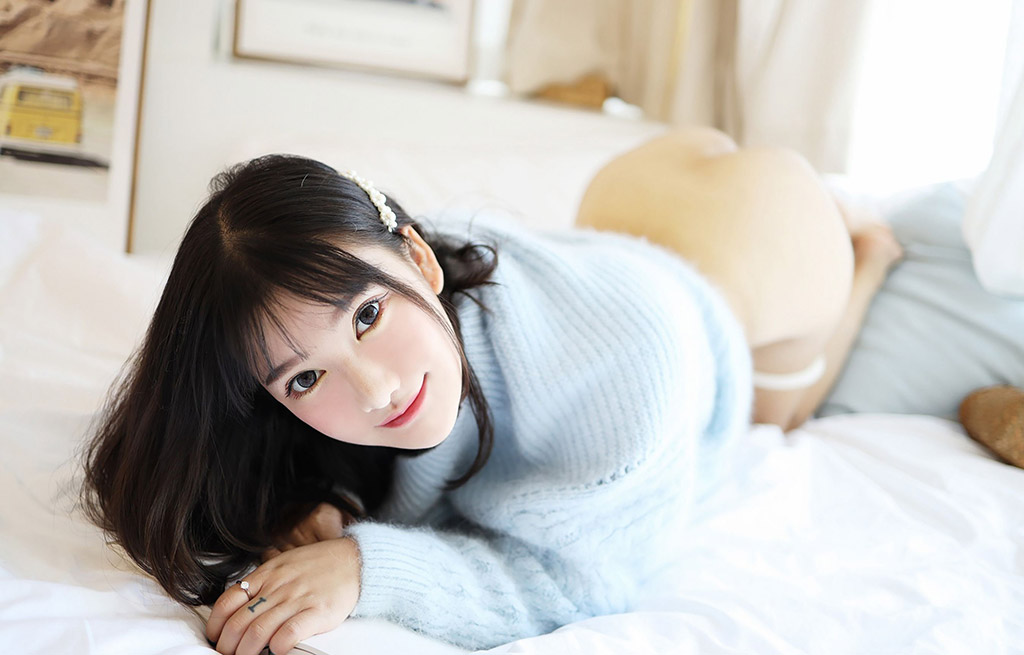 Xiao Yunai's fresh sweater and low-cut bustier outfit