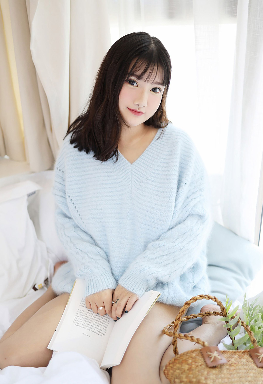 Xiao Yunai's fresh sweater and low-cut bustier outfit