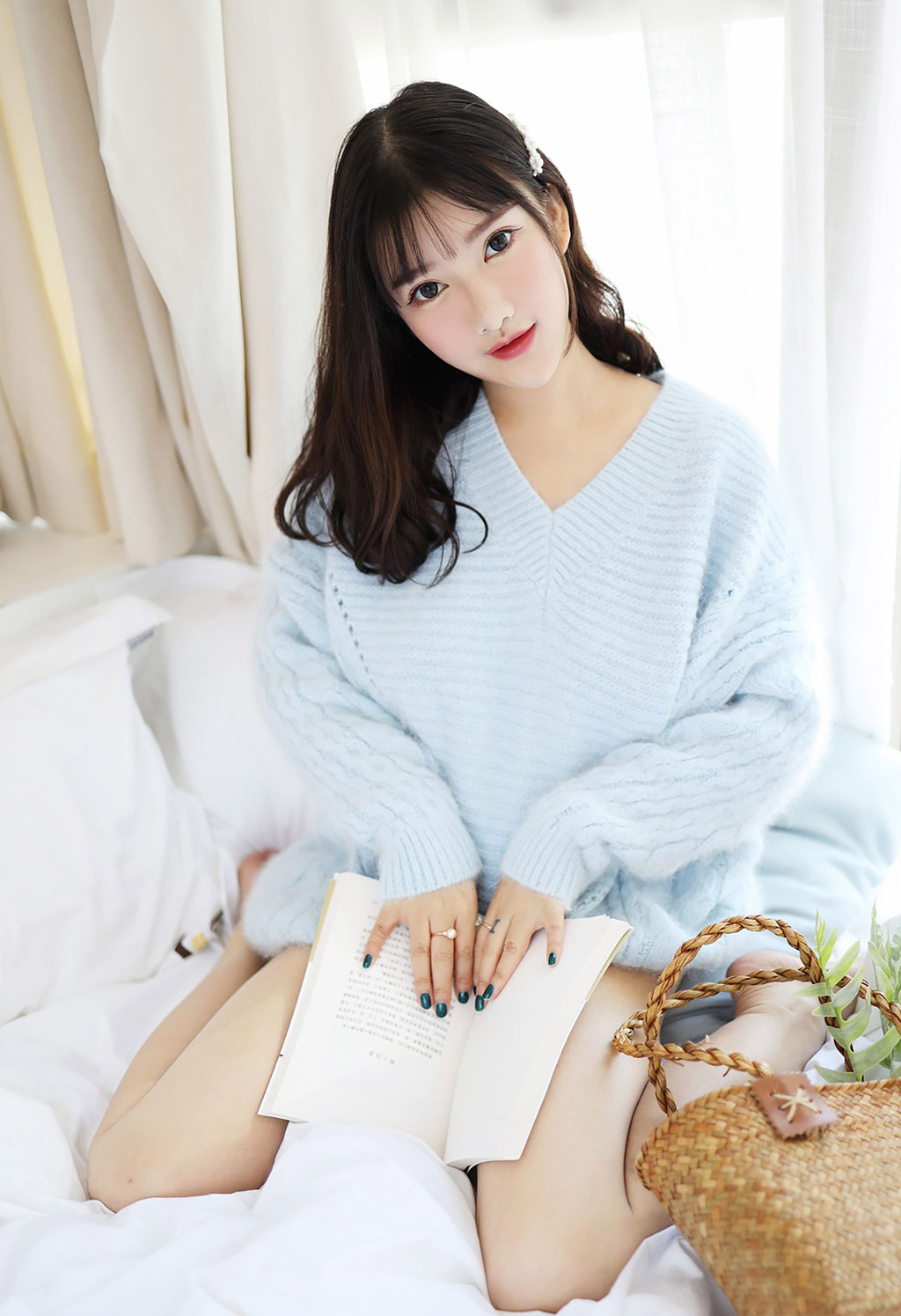 小尤奈清新的毛衣與低開束胸裝