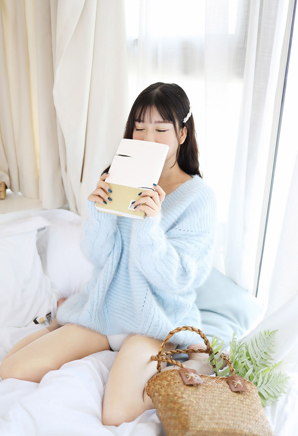 小尤奈清新的毛衣與低開束胸裝
