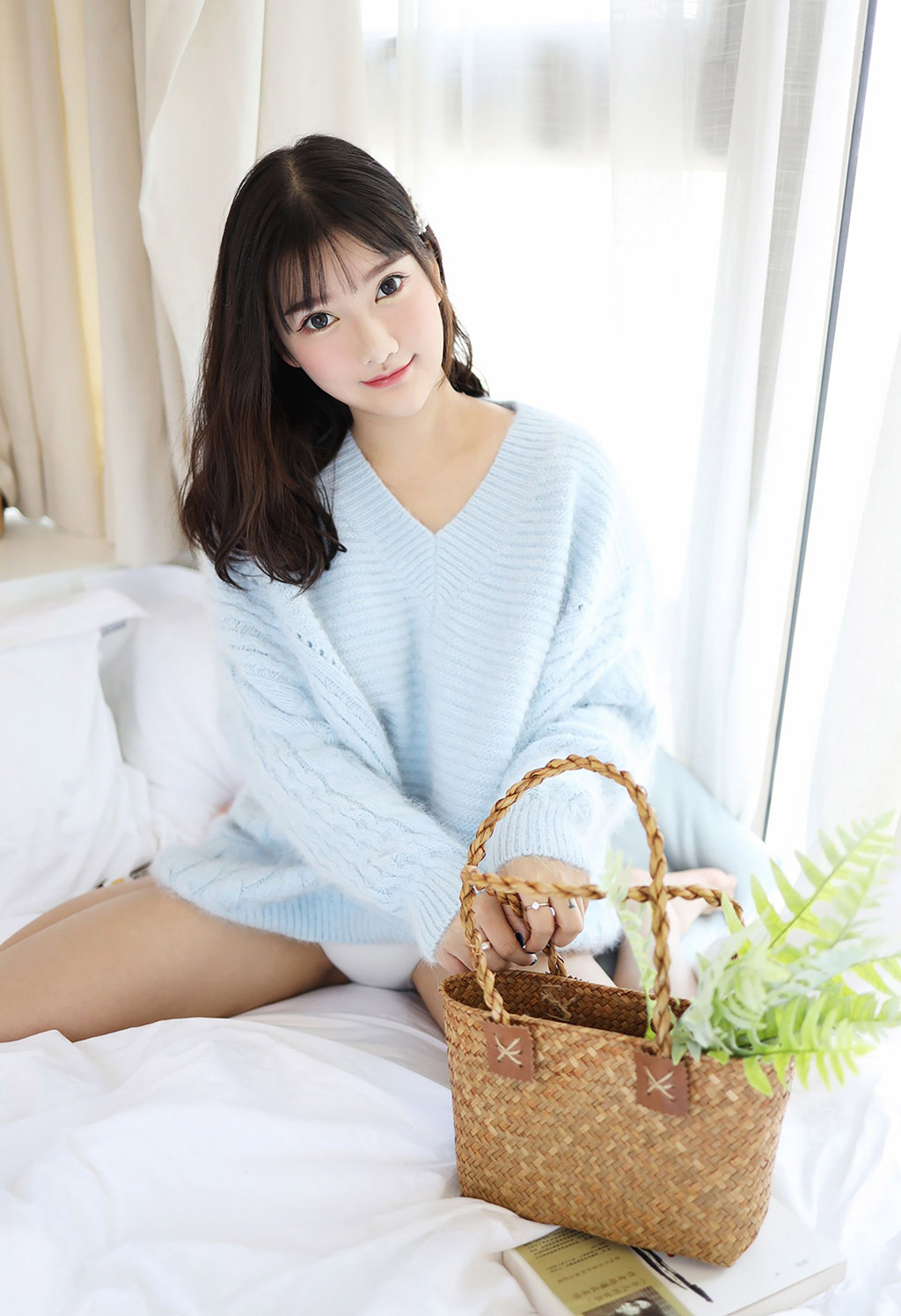 小尤奈清新的毛衣與低開束胸裝