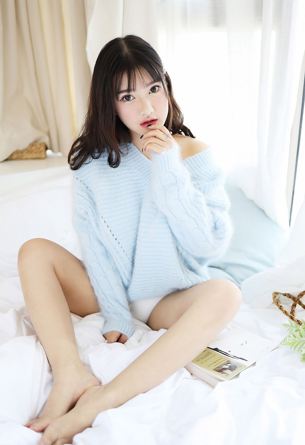 小尤奈清新的毛衣與低開束胸裝
