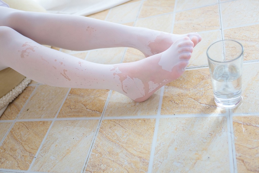 Watery and Tender White Silk Beautiful Feet [Sen Luo Consortium] R15-006 Photobook [71P