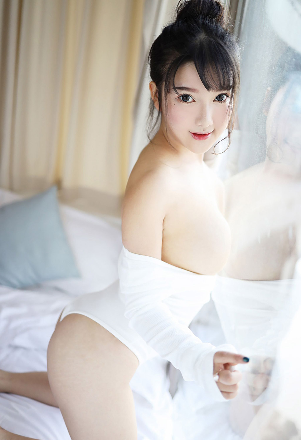 小尤奈清新的低胸内衣与性感比基尼