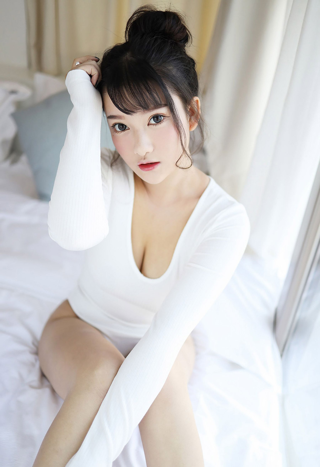 小尤奈清新的低胸內衣與性感比基尼