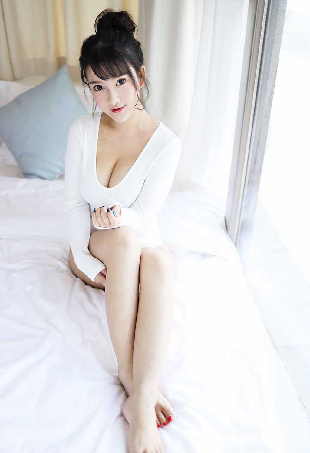 小尤奈清新的低胸內衣與性感比基尼