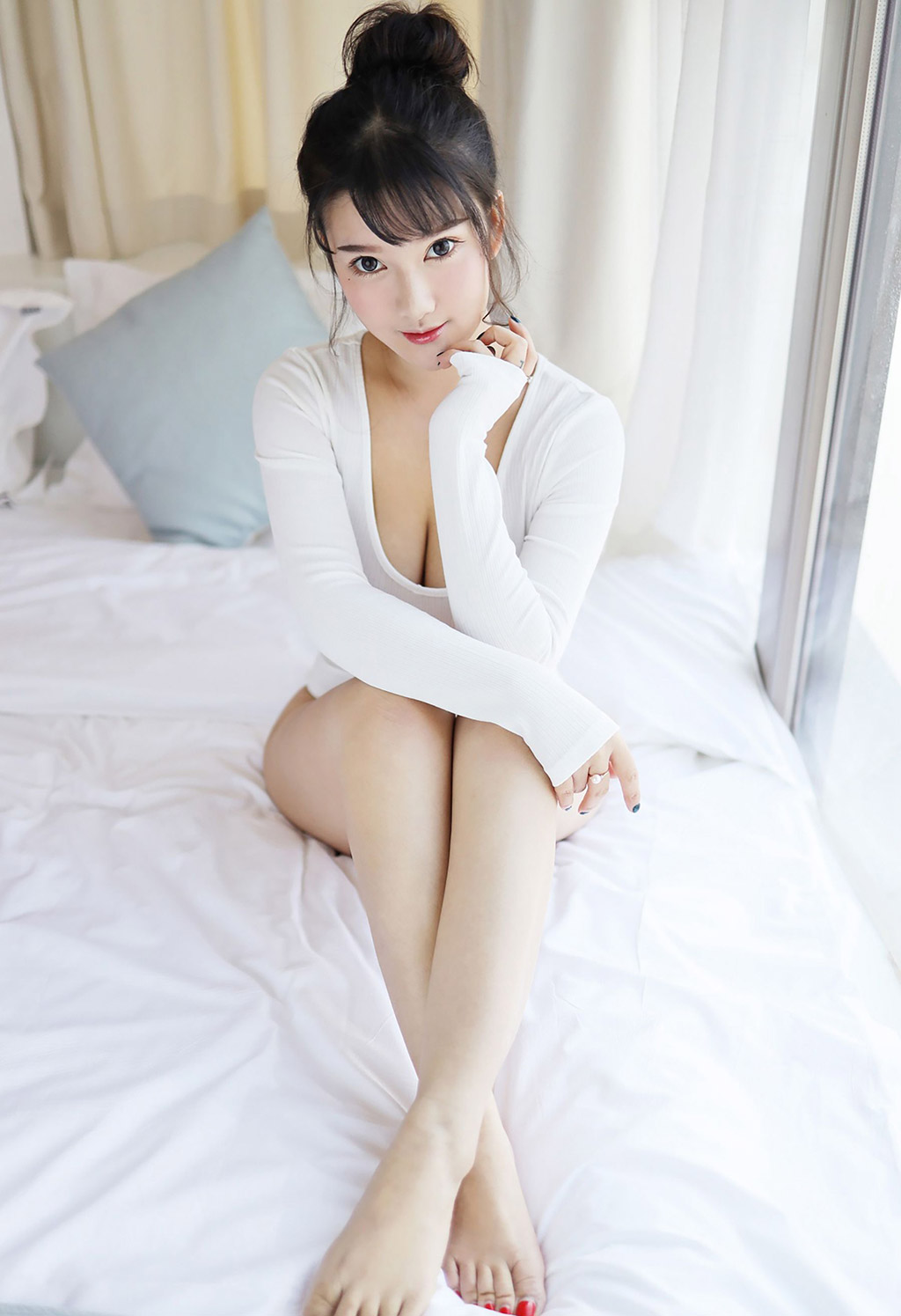 小尤奈清新的低胸內衣與性感比基尼