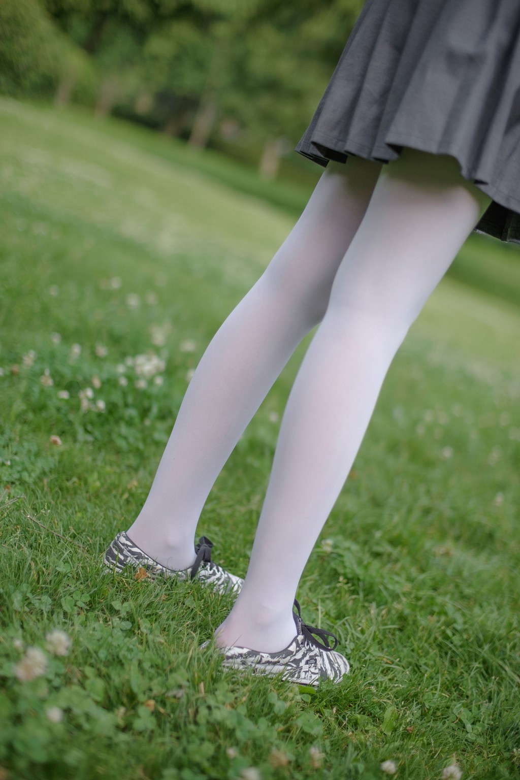 White Silk Little Sister in the Garden [Senluo Consortium] R15-014 Photobook [99P