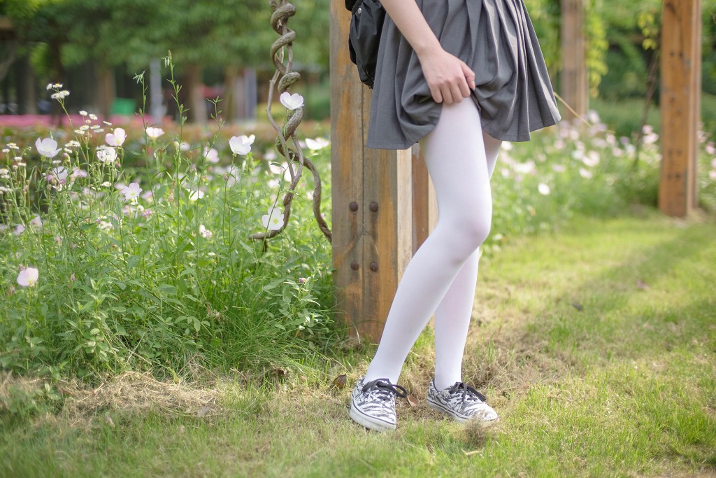 White Silk Little Sister in the Garden [Senluo Consortium] R15-014 Photobook [99P