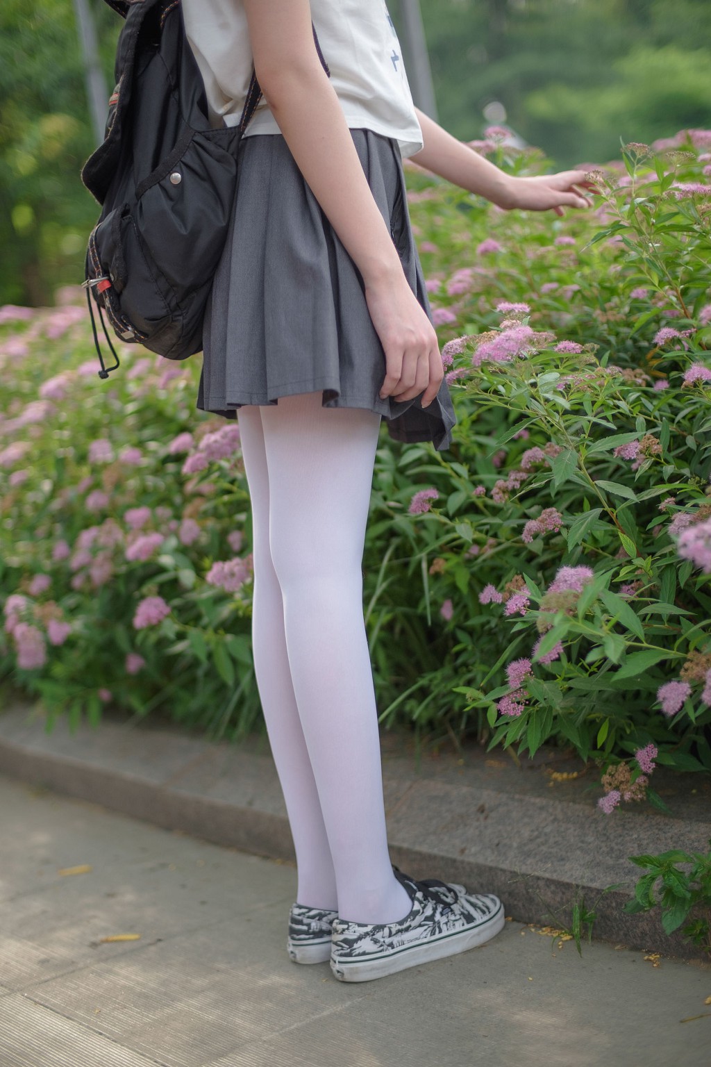 White Silk Little Sister in the Garden [Senluo Consortium] R15-014 Photobook [99P