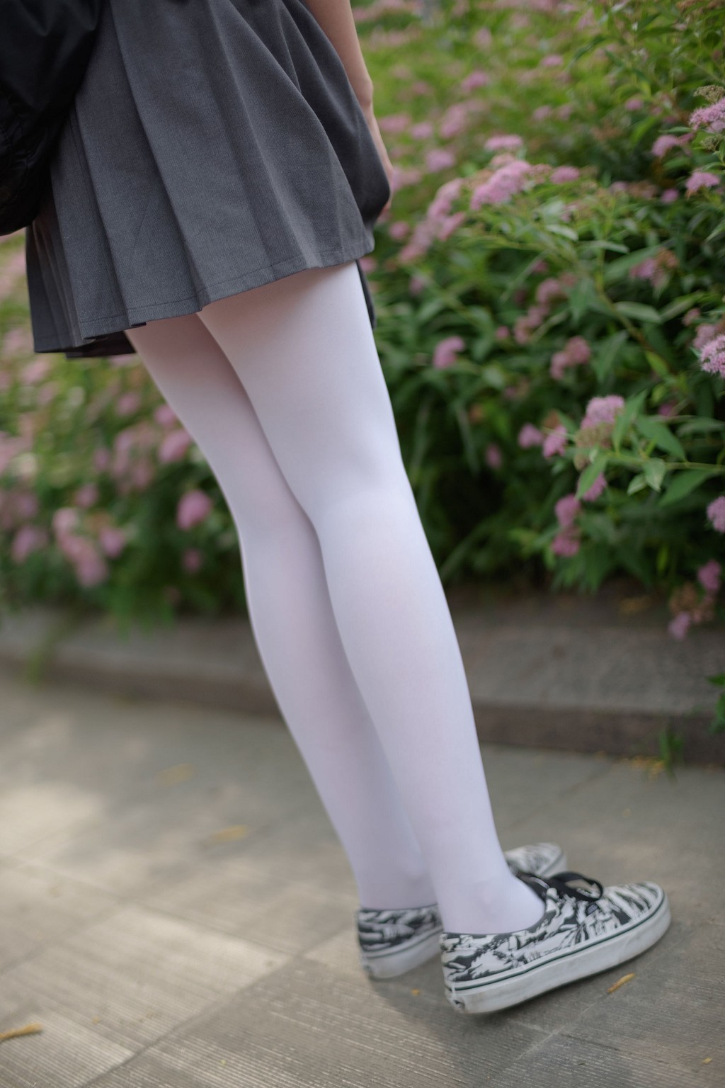 White Silk Little Sister in the Garden [Senluo Consortium] R15-014 Photobook [99P
