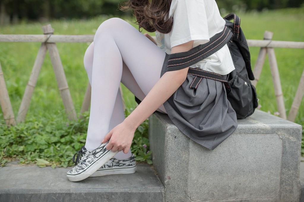 White Silk Little Sister in the Garden [Senluo Consortium] R15-014 Photobook [99P