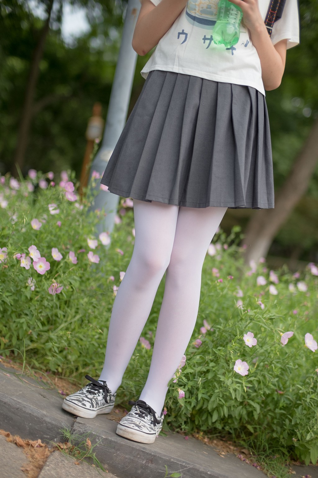 White Silk Little Sister in the Garden [Senluo Consortium] R15-014 Photobook [99P