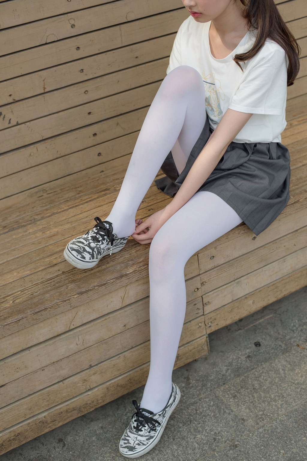 White Silk Little Sister in the Garden [Senluo Consortium] R15-014 Photobook [99P