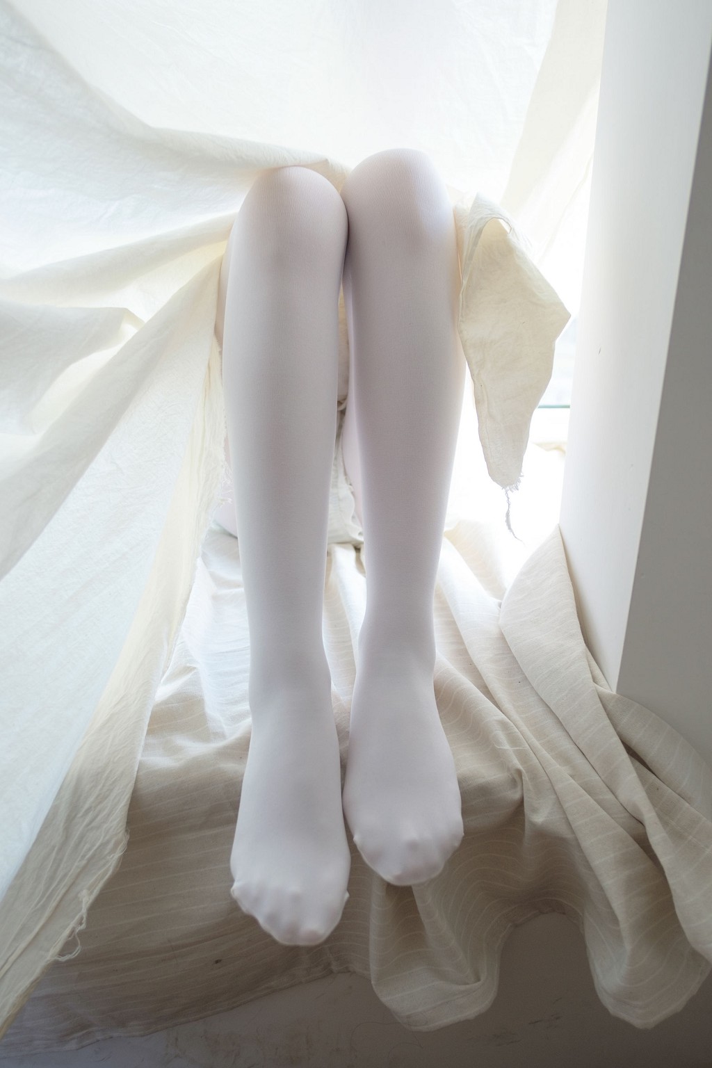 《窗台上的白丝少女》 [森萝财团] R15-018 写真集[86P]