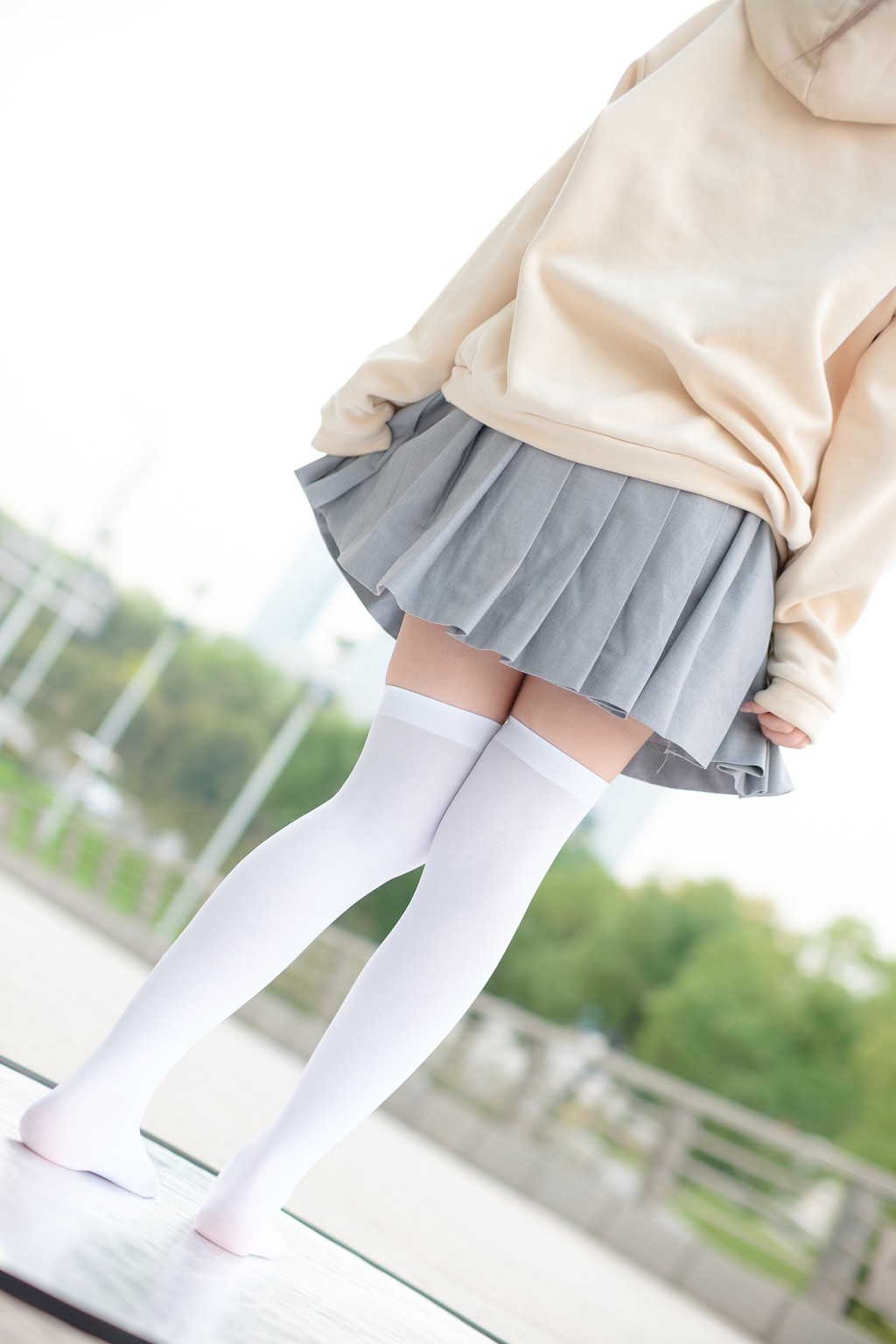 《戶外白絲短裙》 [森蘿財團] R15-040 寫真集[131P