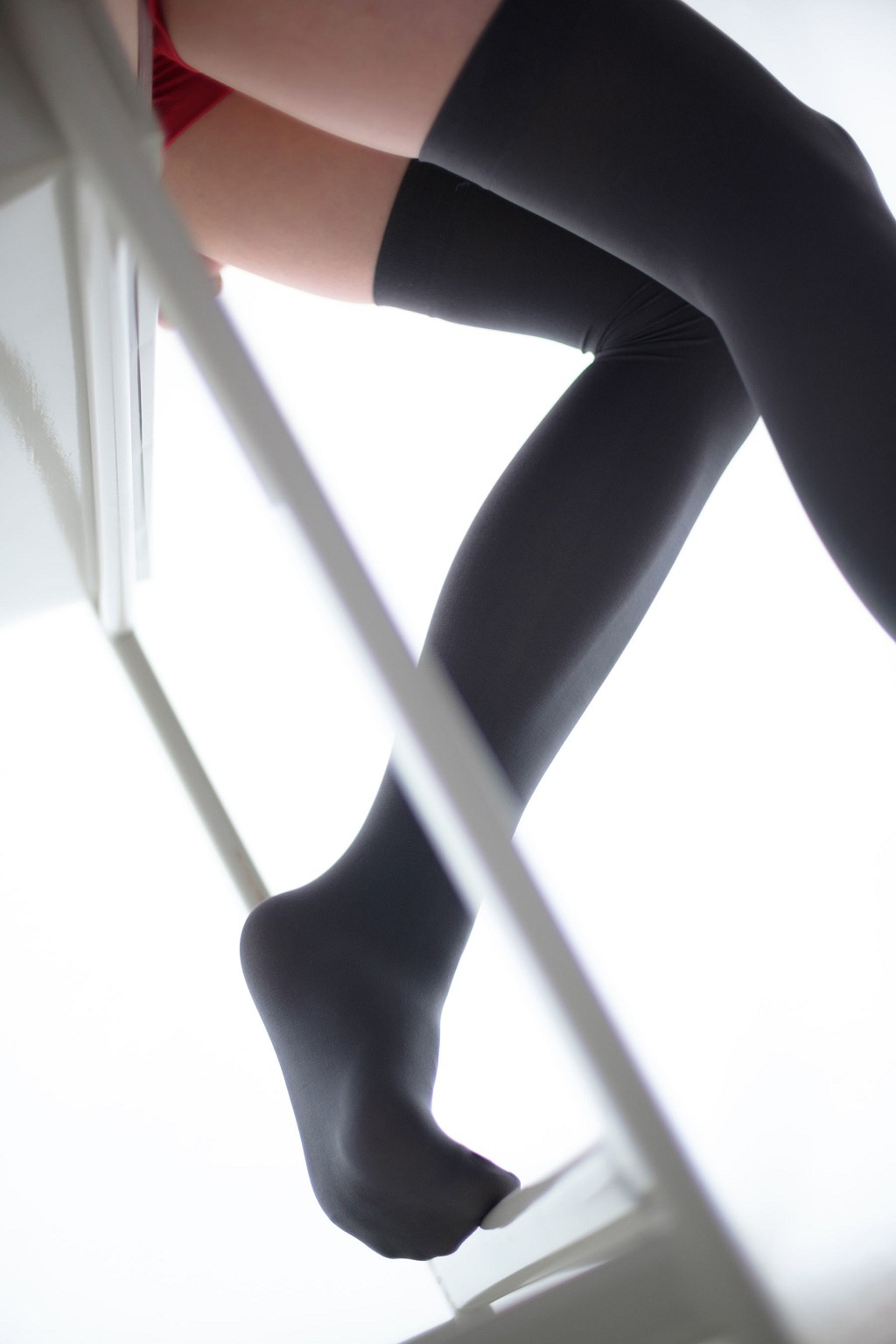 《白 - 紅 - 黑》 [森蘿財團] R15-024 寫真集[57P