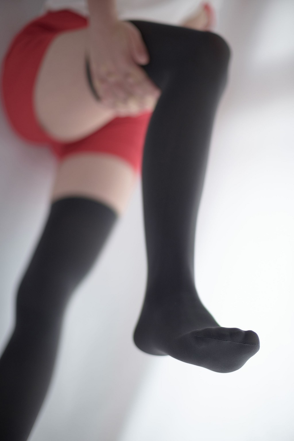 《白 - 紅 - 黑》 [森蘿財團] R15-024 寫真集[57P