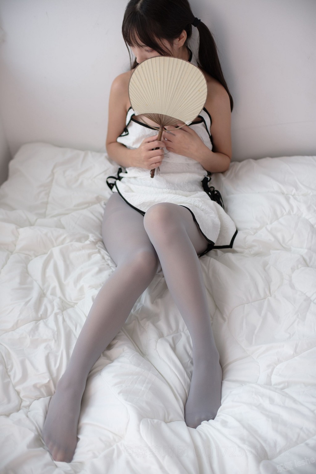 《開きストッキングの少女》 [センルオ財団] X-045 写真集[96P