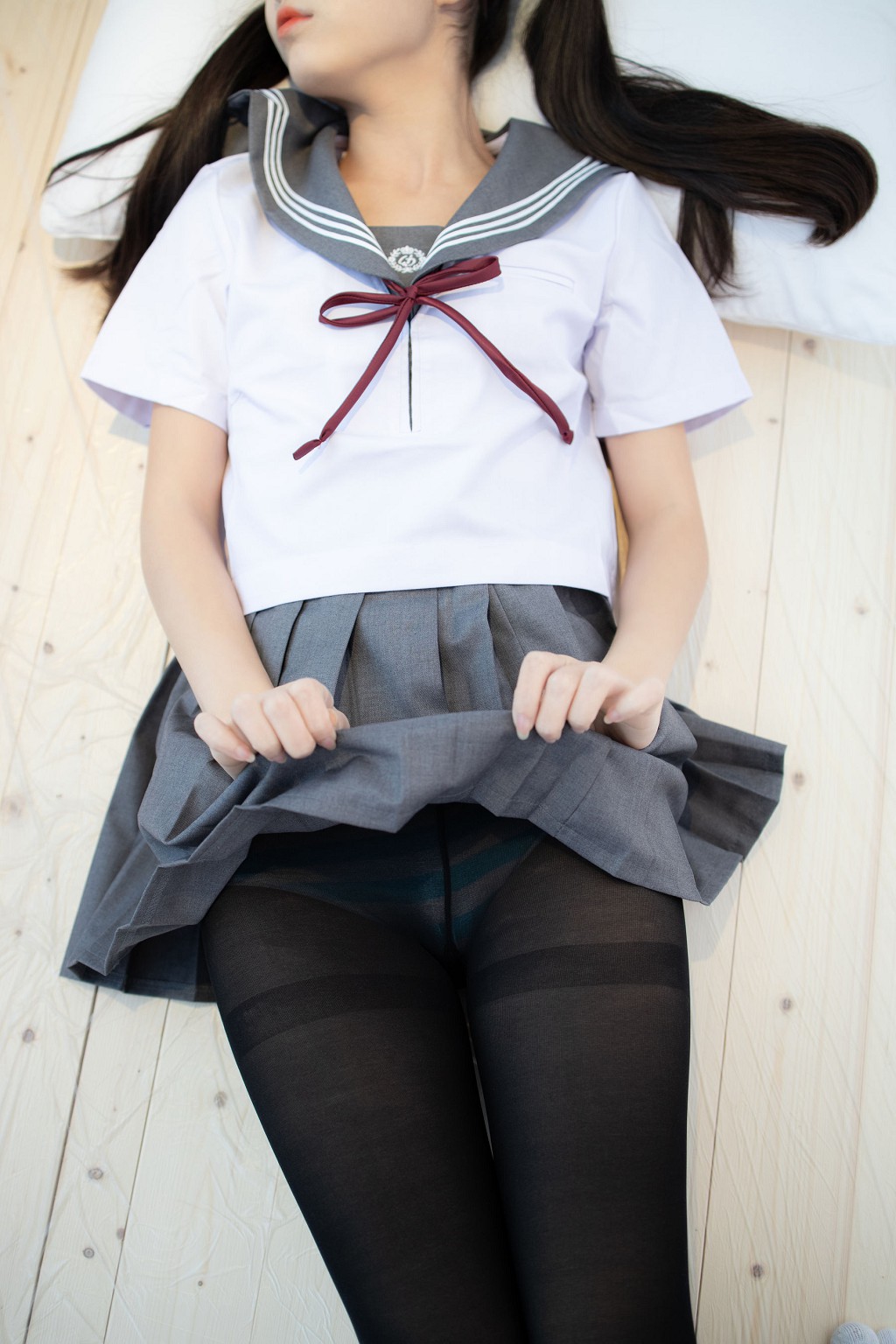 黒いシルク 青白ストライプのパンティ [森ロ財団] [X-046] 写真集[105P