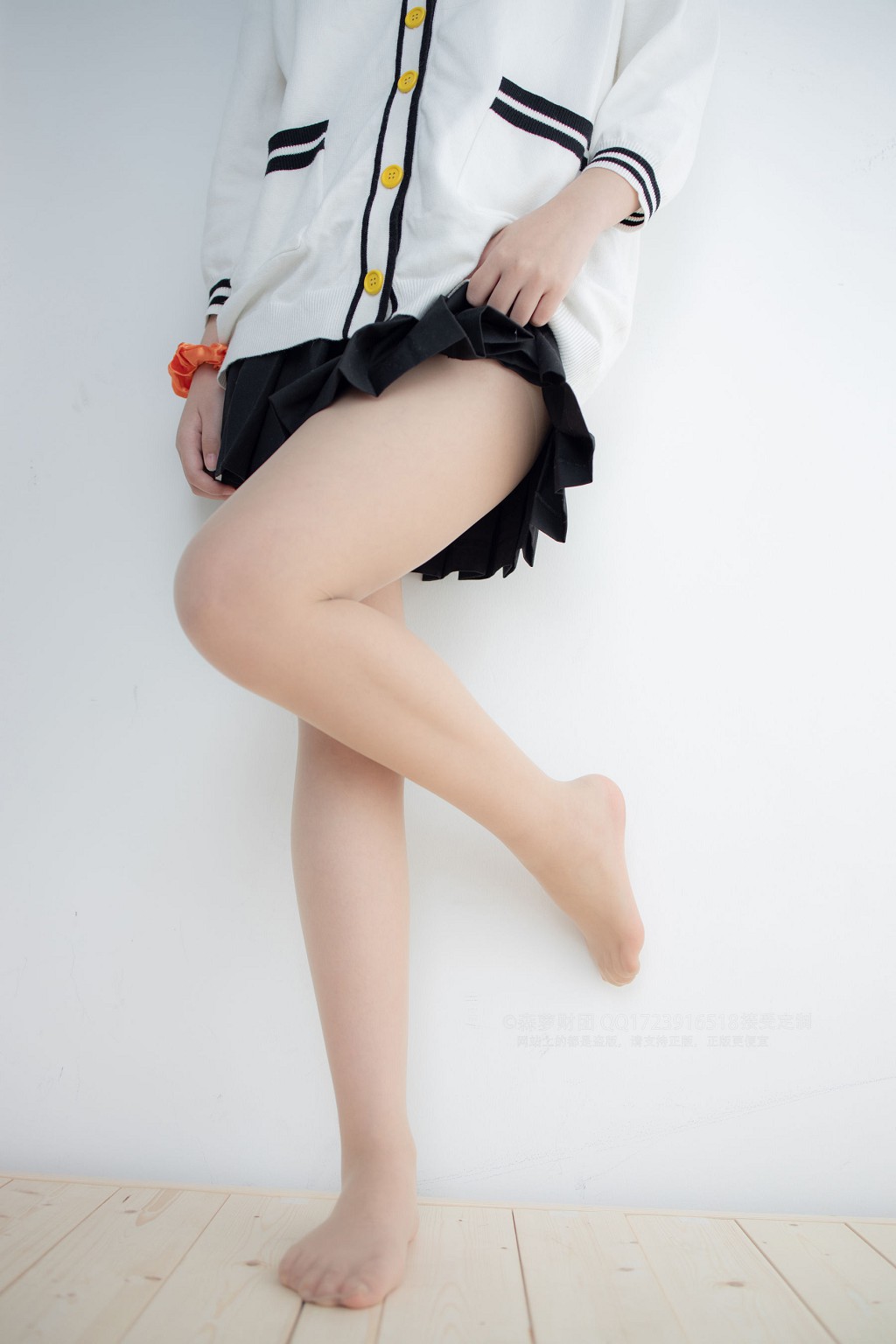20Dナイロン短いコットンソックスで物を踏む [森羅財団] [X-055] 写真集[93P