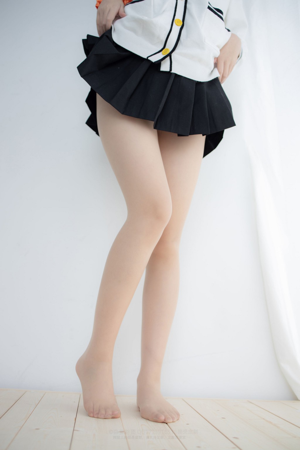 20Dナイロン短いコットンソックスで物を踏む [森羅財団] [X-055] 写真集[93P