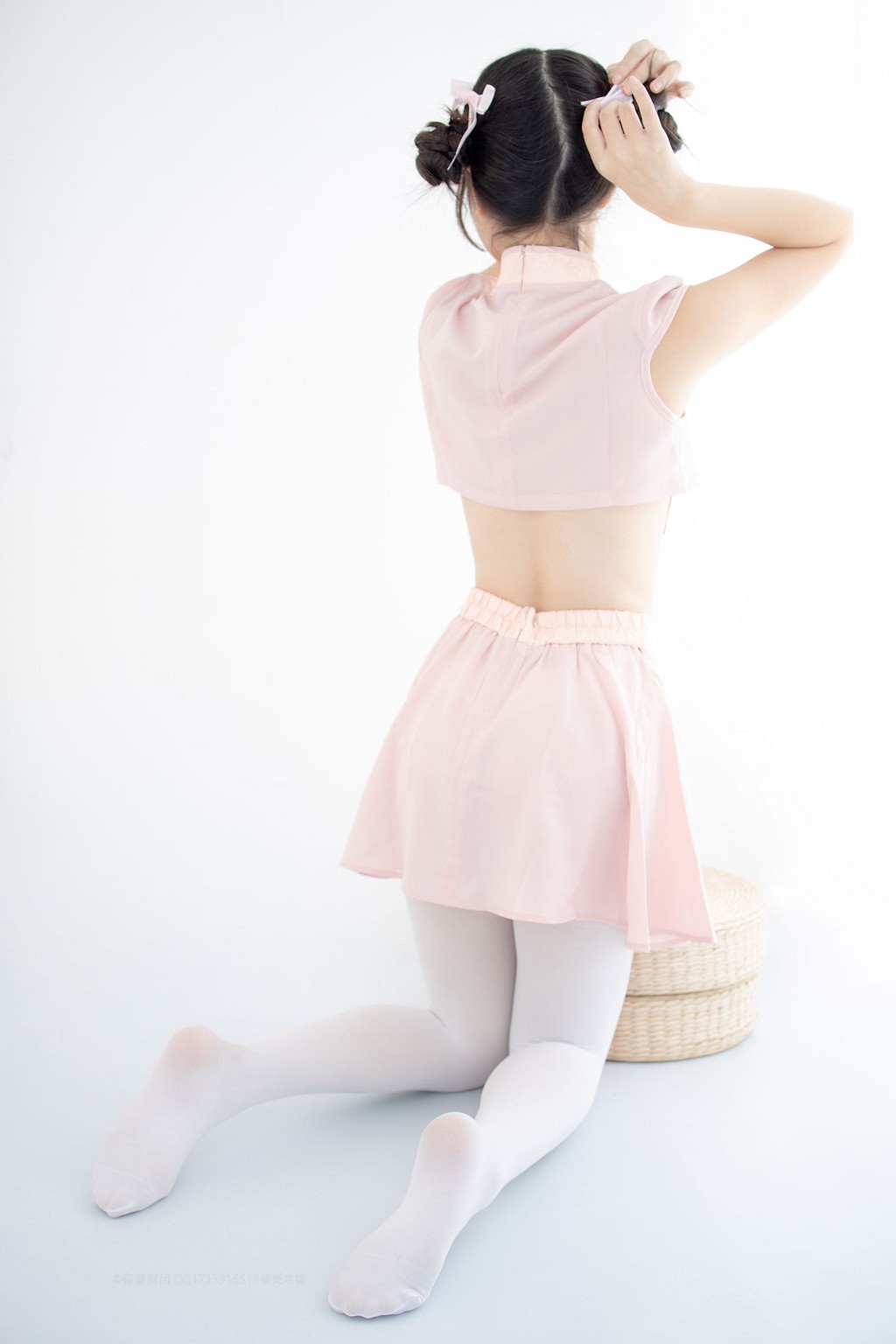 80Dホワイトシルクで物を踏む [森羅財団] [X-052] 写真集[66P