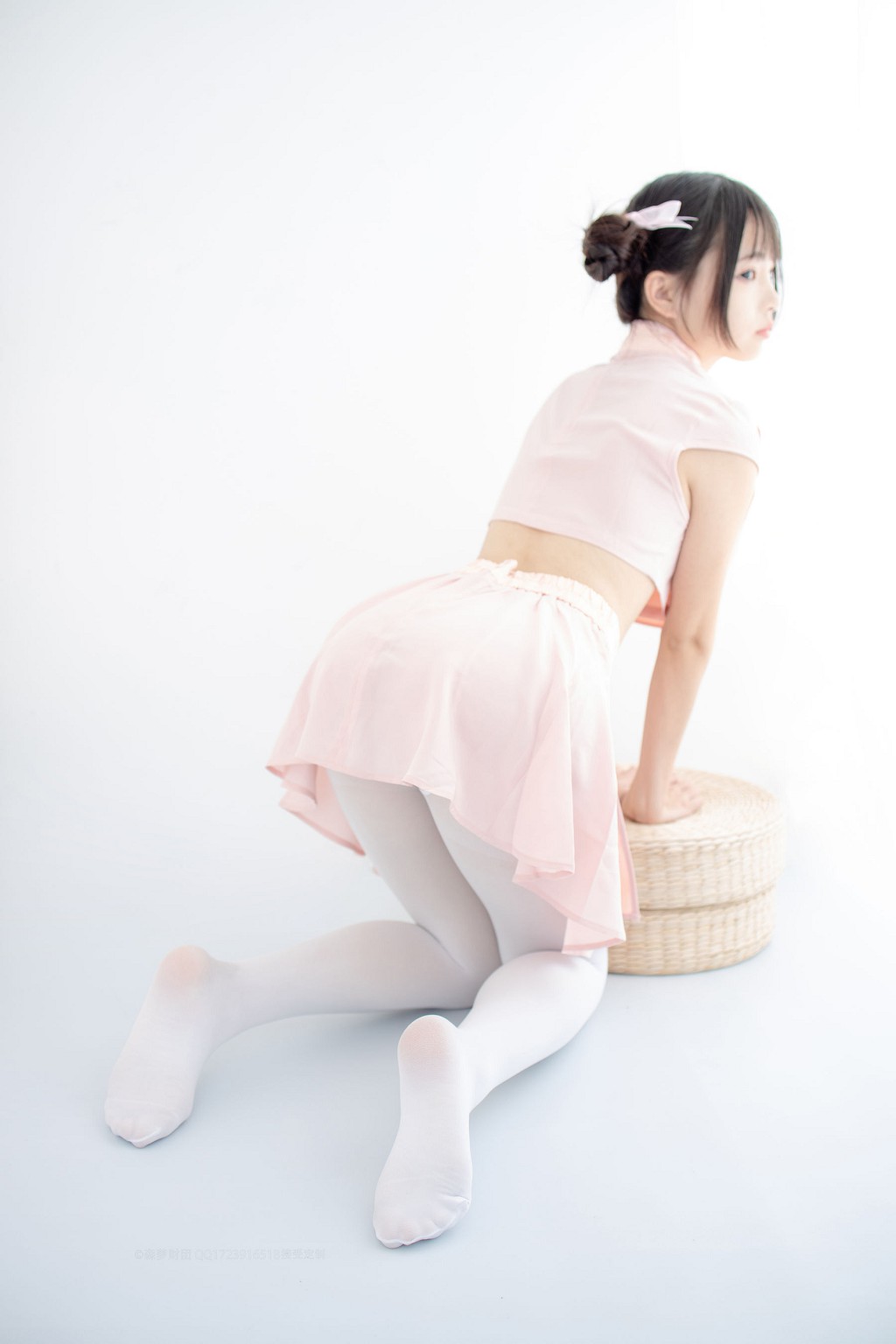 80Dホワイトシルクで物を踏む [森羅財団] [X-052] 写真集[66P