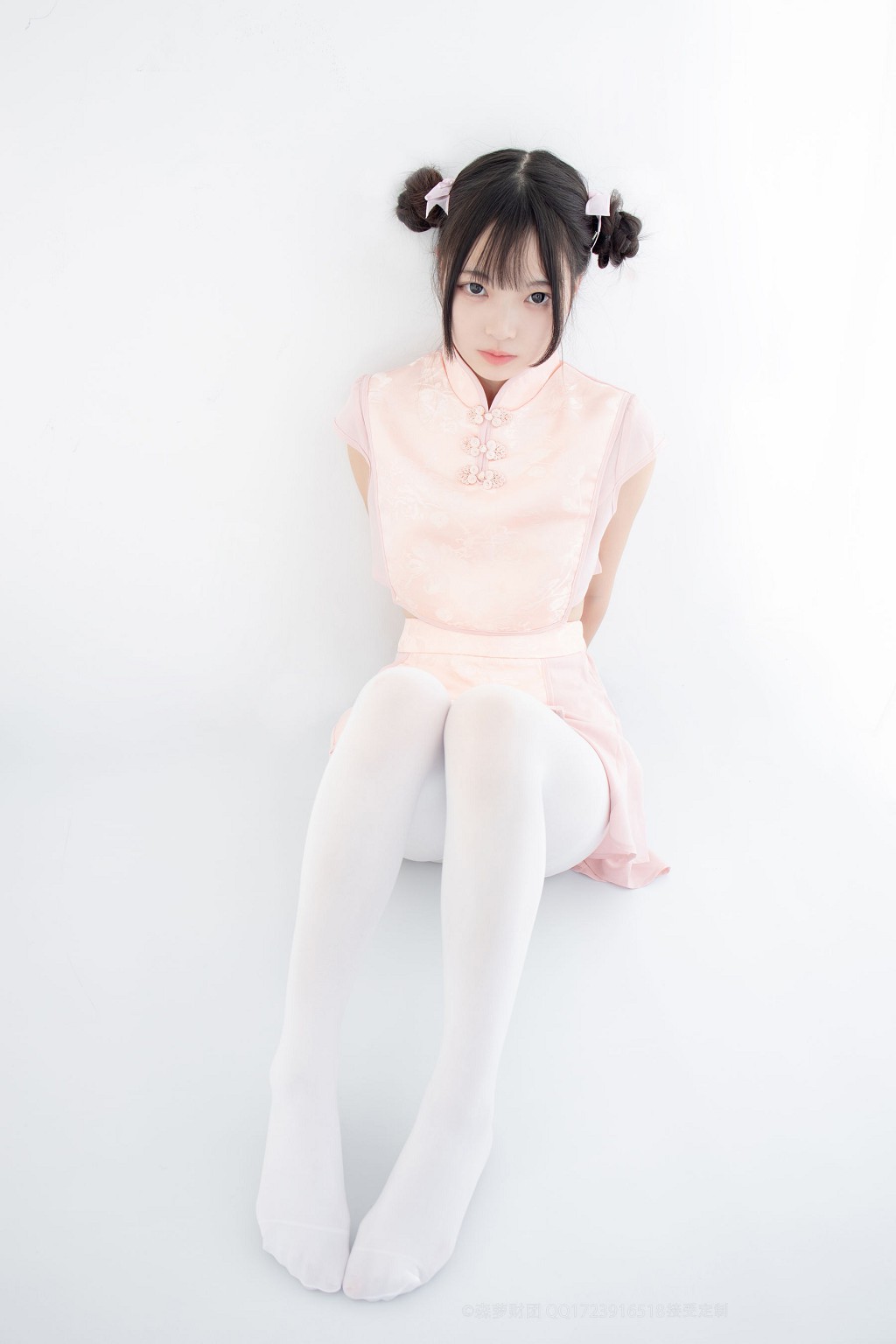 80Dホワイトシルクで物を踏む [森羅財団] [X-052] 写真集[66P