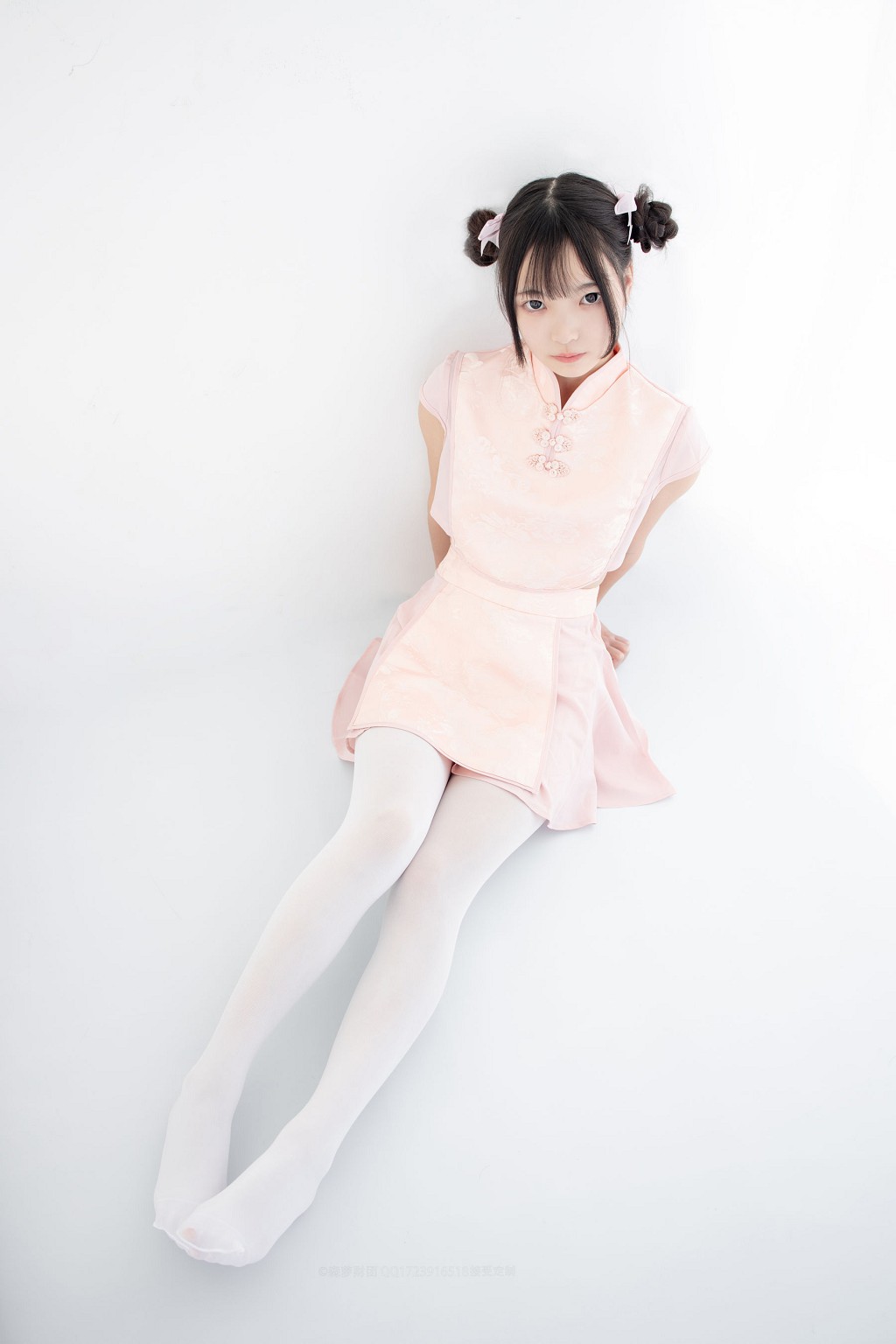 80Dホワイトシルクで物を踏む [森羅財団] [X-052] 写真集[66P