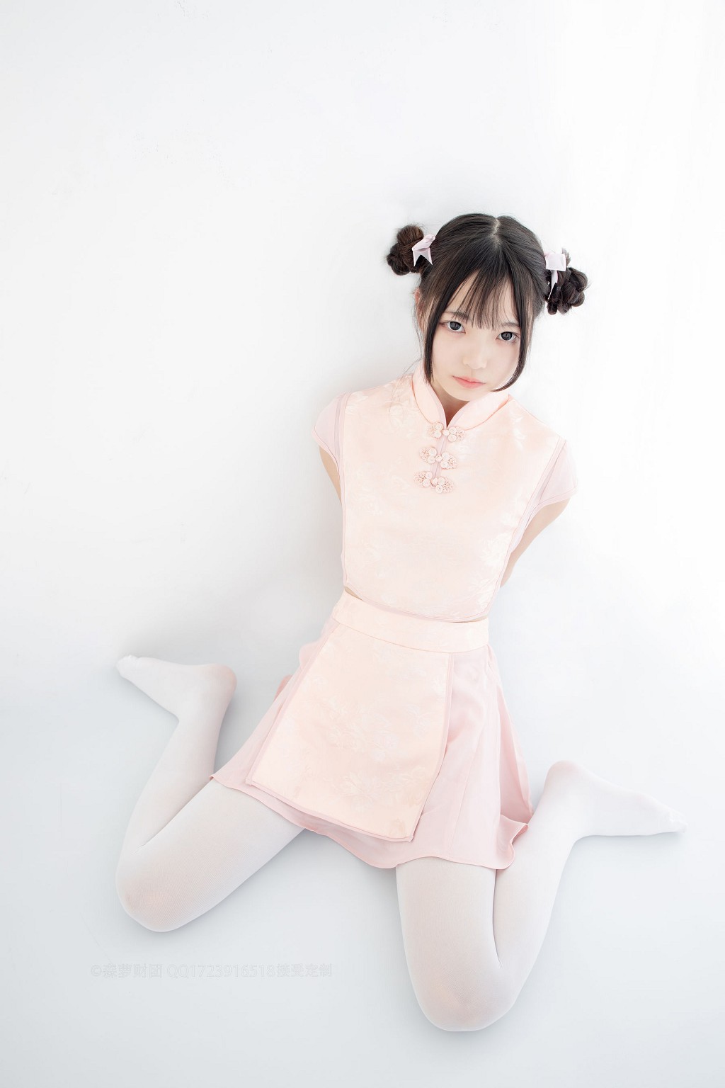 80Dホワイトシルクで物を踏む [森羅財団] [X-052] 写真集[66P