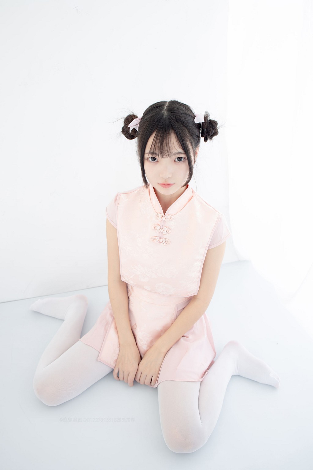 80Dホワイトシルクで物を踏む [森羅財団] [X-052] 写真集[66P