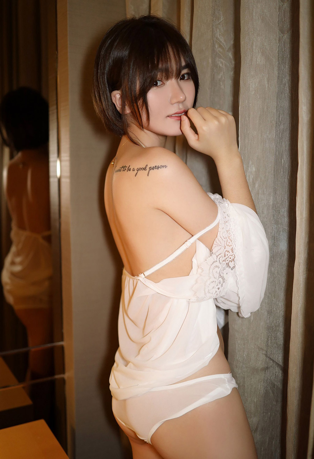 A suddenly appearing, naturally graceful and delicate beauty.