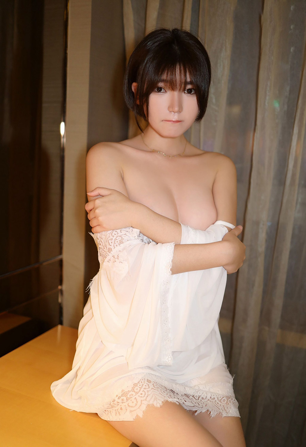 A suddenly appearing, naturally graceful and delicate beauty.
