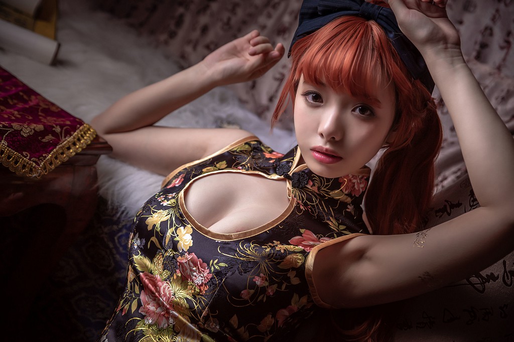 雯妹 《低胸裸足》 [COSPLAY福利] 寫真集[15P