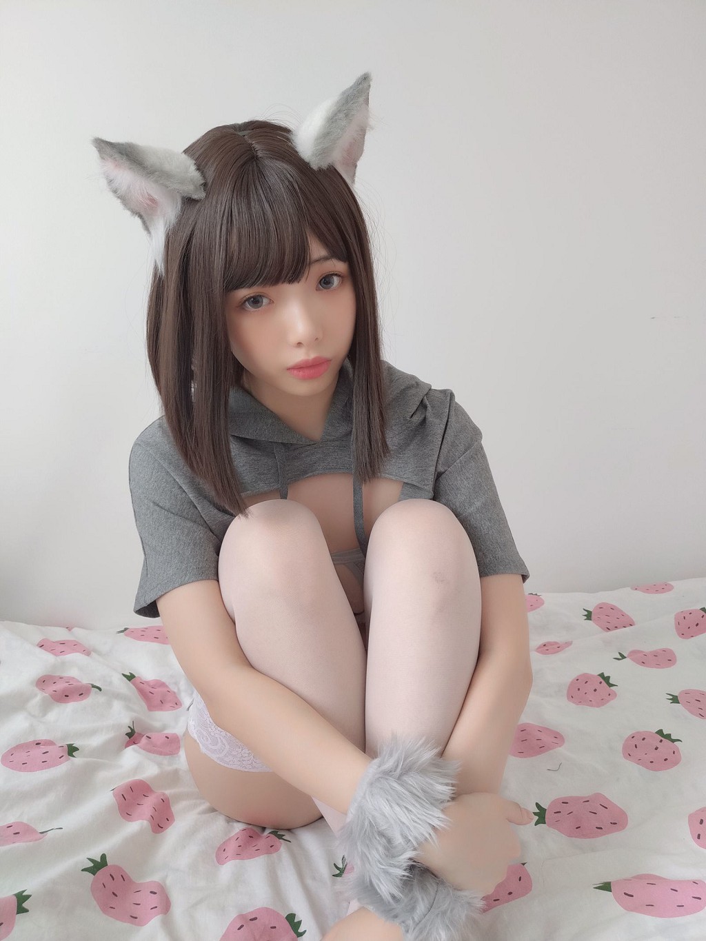 Wen Mei Unreasonable "Gray Beast Ear Cat Girl" [COSPLAY Benefits] Photobook [42P