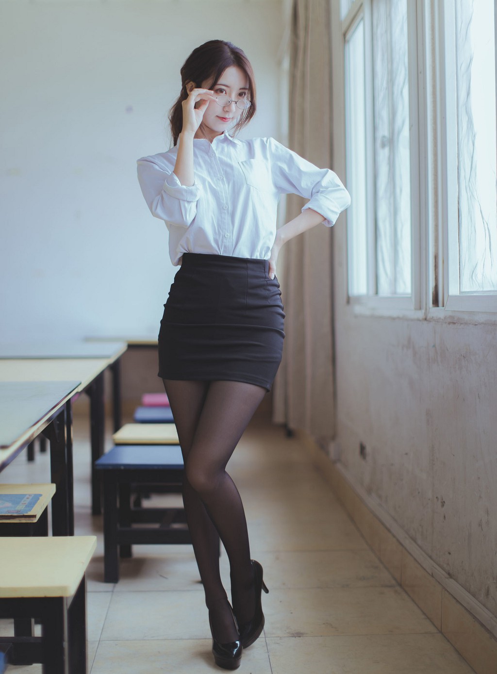 コスプレイヤー黒川の《黒ストッキング教師》 [コスプレ福利] 写真集 [43P