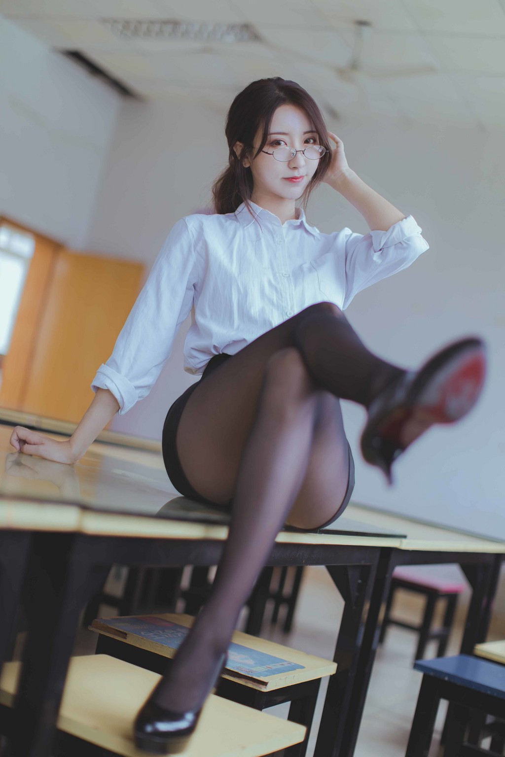 コスプレイヤー黒川の《黒ストッキング教師》 [コスプレ福利] 写真集 [43P