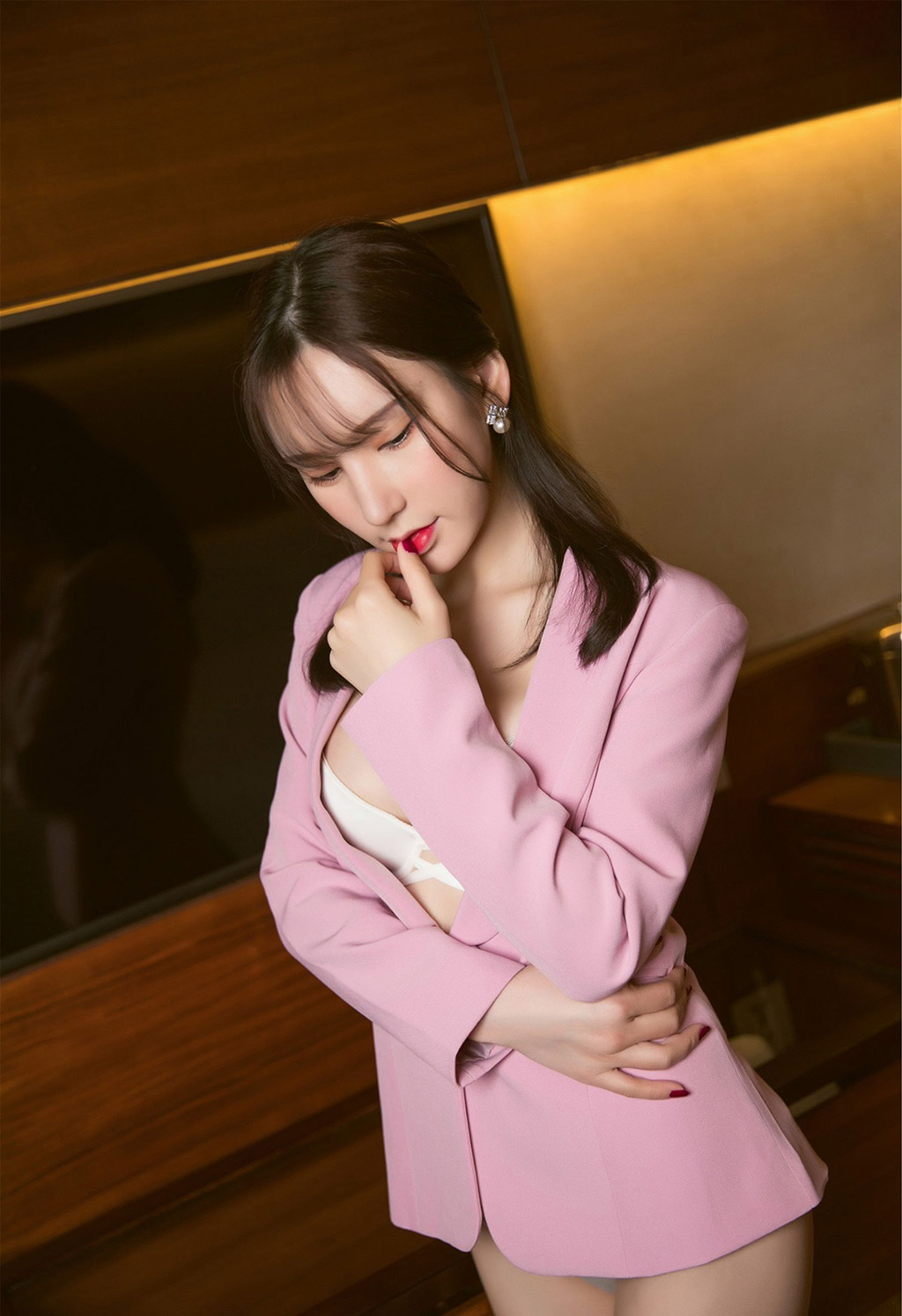 Zhou Yu Xi Sandy in a sexy pink OL outfit with white stockings