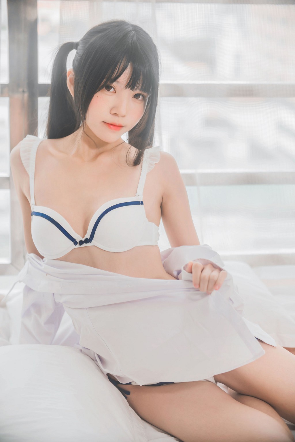 櫻桃喵 《白襯衫雙馬尾》 [蘿莉COS] 寫真集[47P