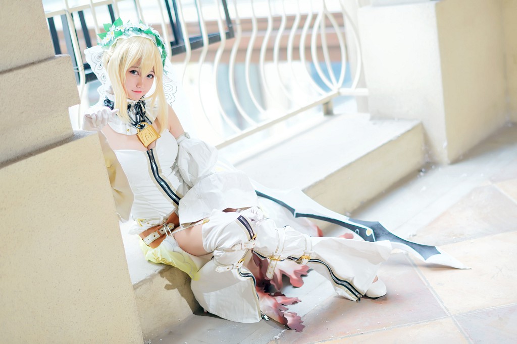 Nagesa Monster Girl: White-Clad Knight [Cosplay Beauty] Photobook [45P
