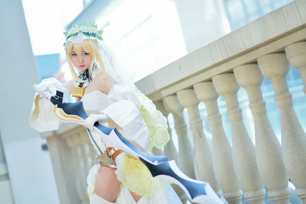 Nagesa Monster Girl: White-Clad Knight [Cosplay Beauty] Photobook [45P