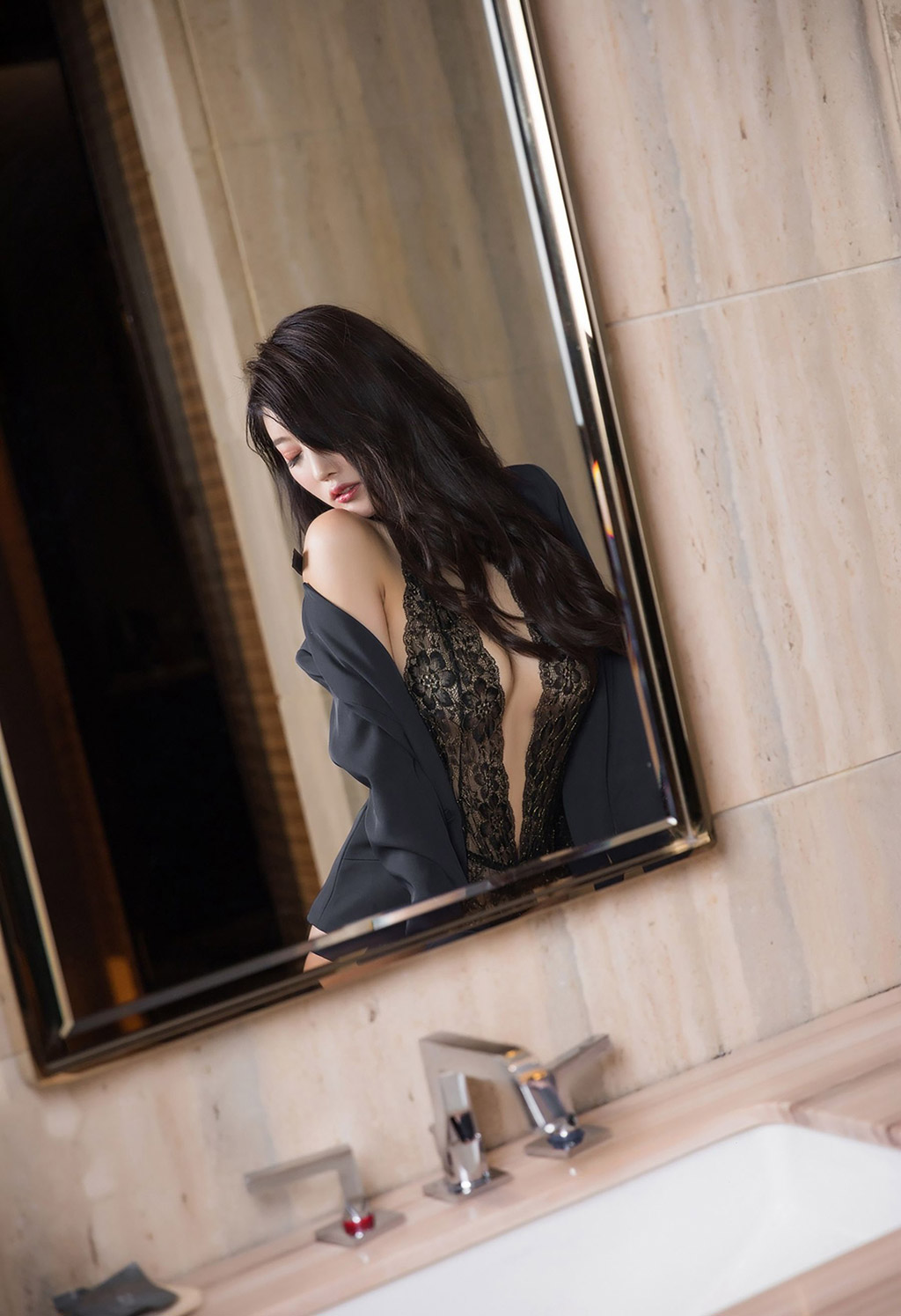 Yang Chenchen sugar in a seductive cutout black silk outfit