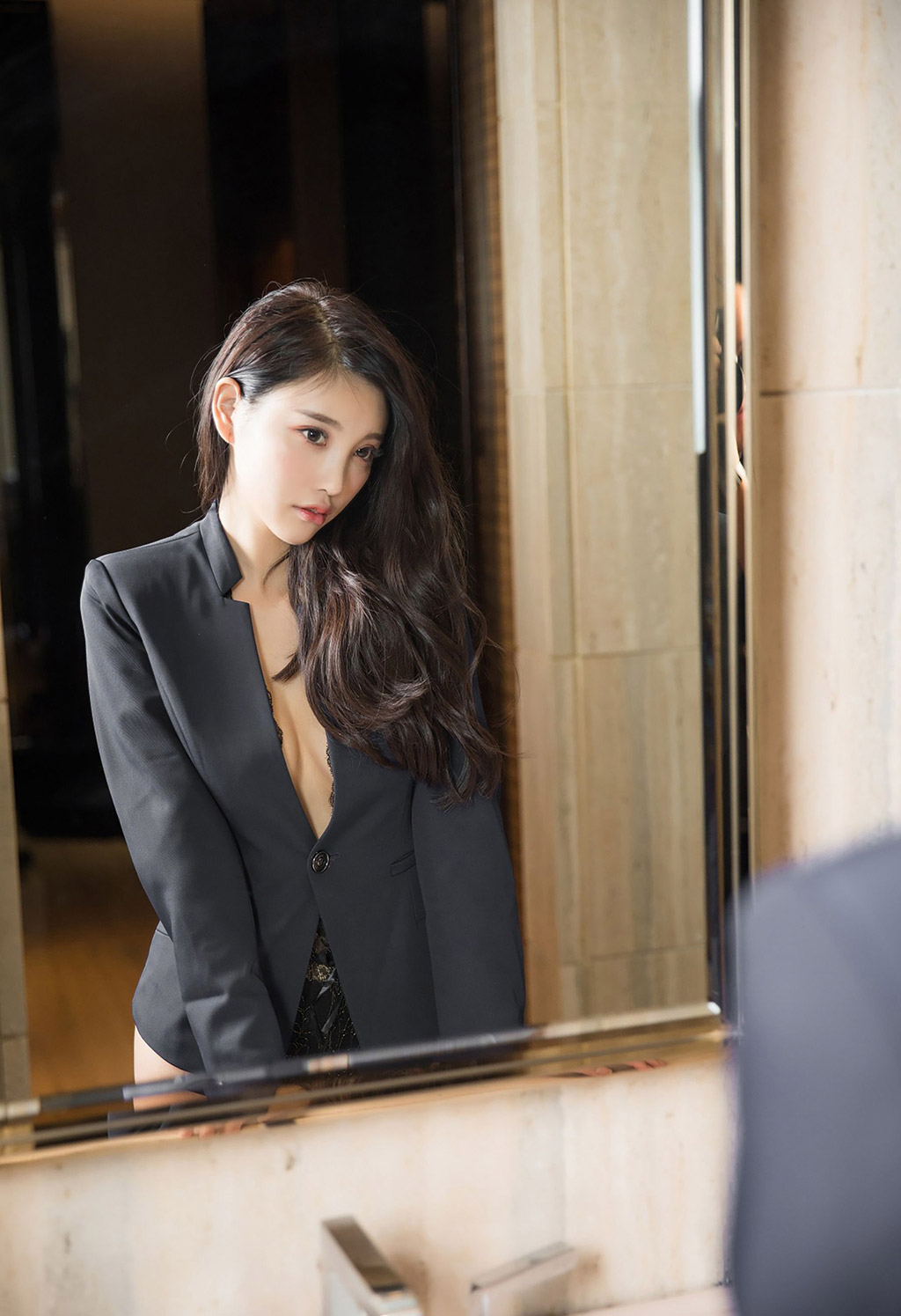 Yang Chenchen sugar in a seductive cutout black silk outfit