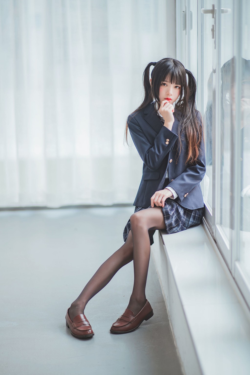 Sakurato Meow's "Winter Uniform Silk Show" [Cosplay Beauty] Photobook [45P