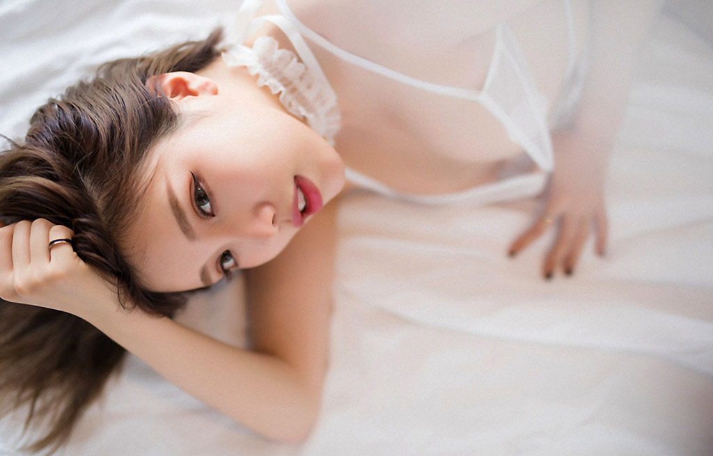 Huang Le Ran Romantic Dreamy Lace Thin Gauze and Enchanting Hollow Cut-Out Wet Body Temptation