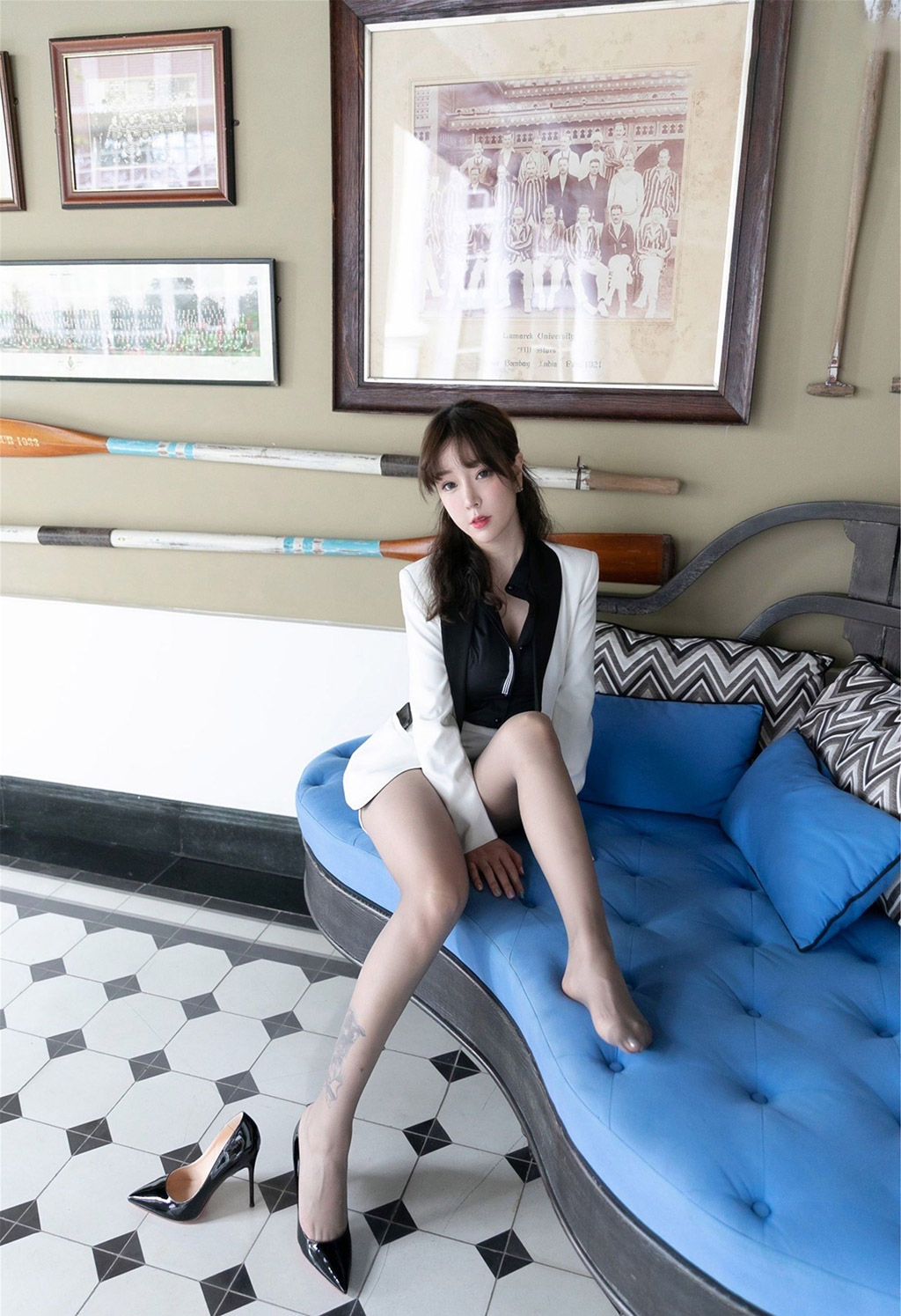 Vương Vũ Thuần từng lớp sâu hơn rũ bỏ trang phục thư ký loạt