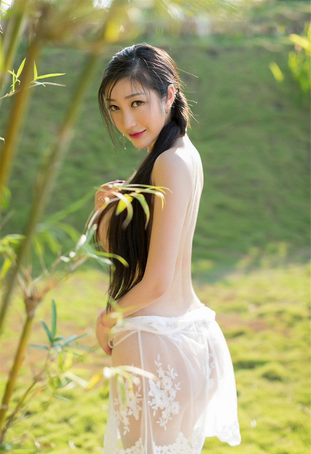 妲己托克西克陽光下的豐滿身軀讓人神魂顛倒